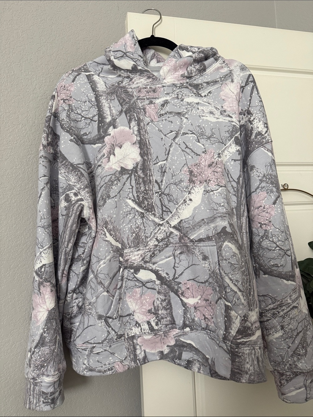 Hollister Camouflage Nature Hoodie in Gray with Soft Pink Accents size M
